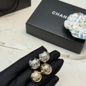 oCHANELo Earrings 240