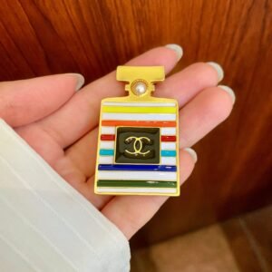 oCHANELo Brooches 108