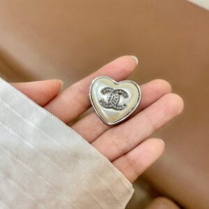 oCHANELo Brooches 113