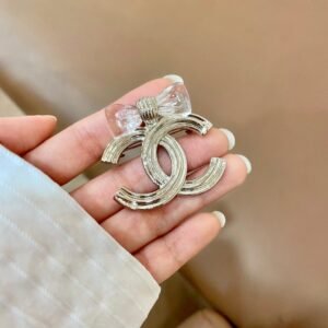 oCHANELo Brooches 117