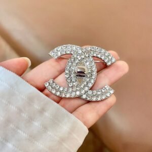 oCHANELo Brooches 125