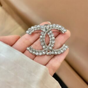 oCHANELo Brooches 130