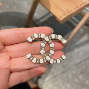 oCHANELo Brooches 136