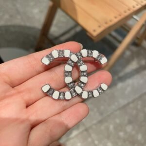 oCHANELo Brooches 137