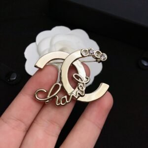 oCHANELo Brooches 178