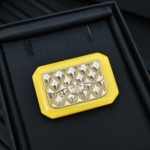 oCHANELo Brooches 212