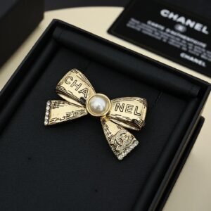 oCHANELo Brooches 221