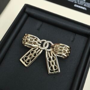 oCHANELo Brooches 224