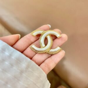 oCHANELo Brooches 247