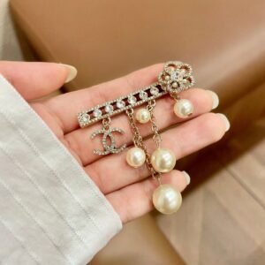 oCHANELo Brooches 250