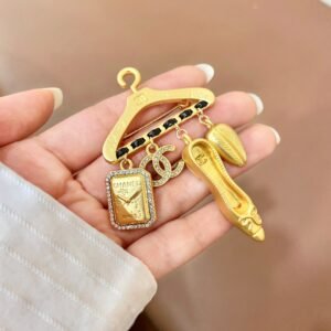 oCHANELo Brooches 257